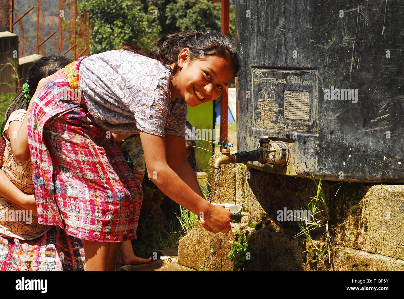 Guatemala, Chimaltenango, indigenen Mädchen Händewaschen nach dem Toilettengang in der Schule (Wendy Xiomara r Socoy 10 Jahre) Stockfoto