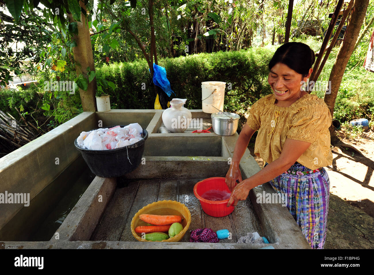 Guatemala, Chimaltenango, Mutter Händewaschen vor dem Kochen (Maria Andrea r Hernandez 30 Jahre) Stockfoto