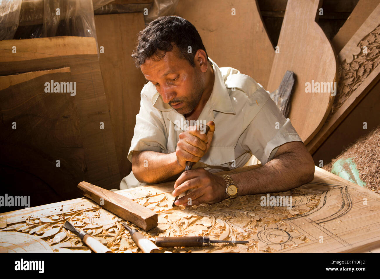 Indien, Jammu & Kaschmir, Srinagar, Altstadt, Handwerk, Holzschnitzer Carving traditionelle organisches Muster in Walnuss-panel Stockfoto