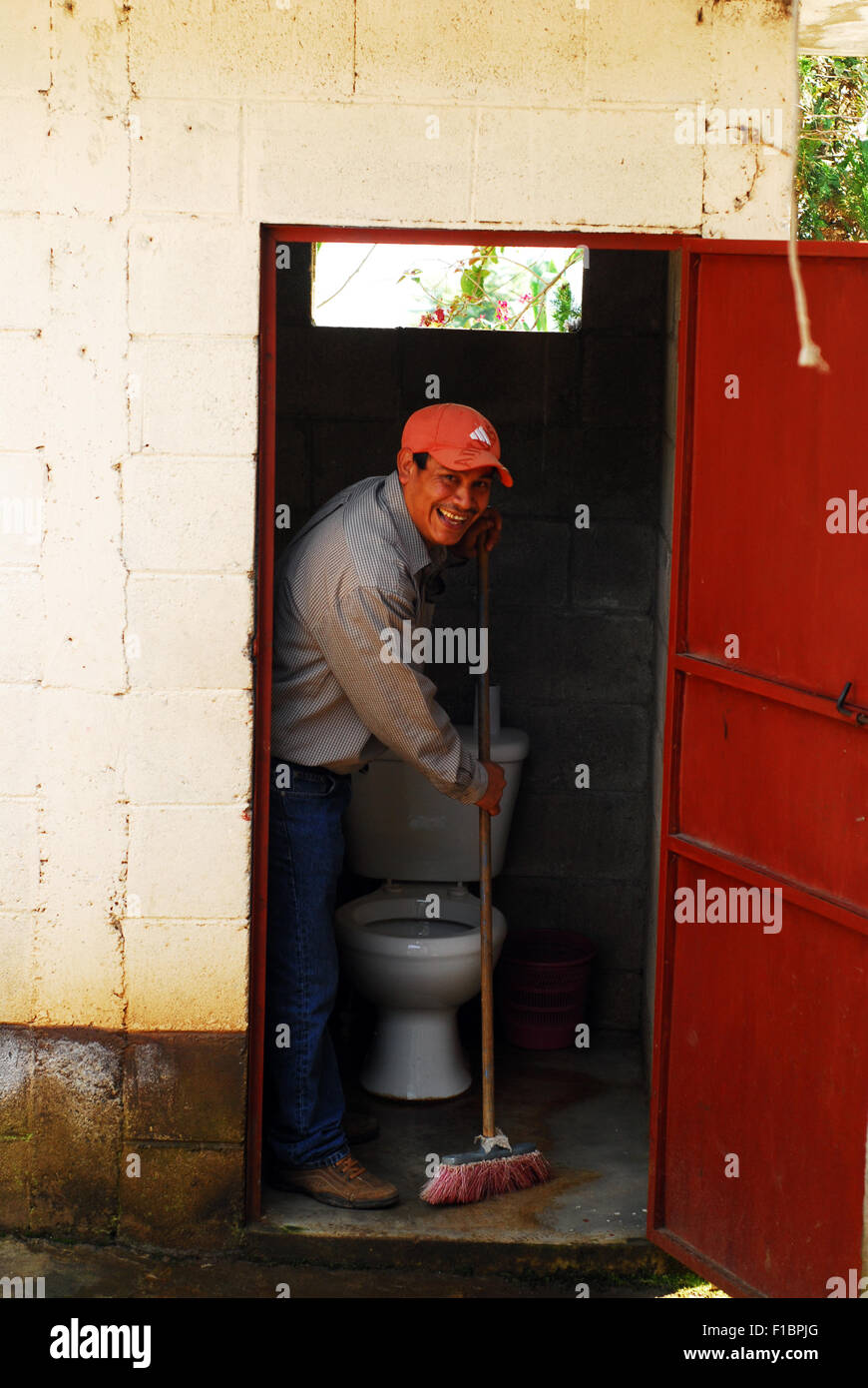 Guatemala, Chimaltenango, Vater Reinigung des Badezimmers (Genaro Socoy Set 37) Stockfoto
