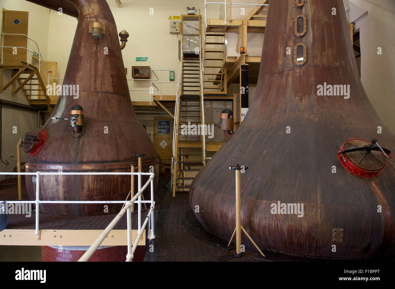 Kupferkesseln bei der Bunnahabhain Whisky Brennerei, Islay, Schottland, Großbritannien Stockfoto