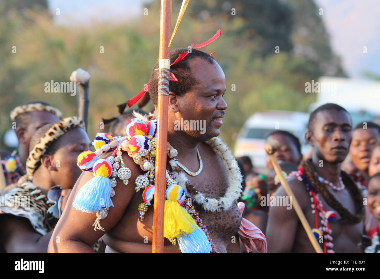 Ludzidzini, Swasiland. 31. August 2015. King Mswati III (C) Uhren Umhlanga Tanz in Ludzidzini, Swasiland, 31. August 2015. Die traditionellen Umhlanga oder Reed Tanz, in dem Tausende von jungen Frauen tanzen für die Königin-Mutter und König Mswati III ist das kulturelle Highlight des Jahres in Swasiland und findet am 31. August. Foto: Jürgen Bätz/Dpa/Alamy Live News Stockfoto