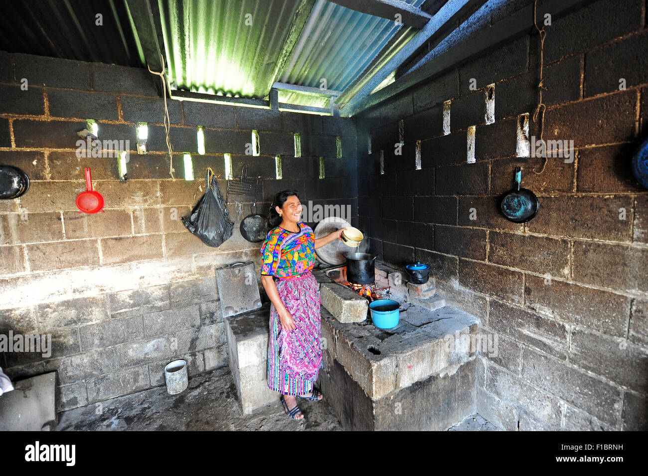 Guatemala, Chimaltenango, indigenen Mutter vorbereiten Wasser zum Kochen, zum Trinken (Natividad Tubac Pirir 43) Stockfoto