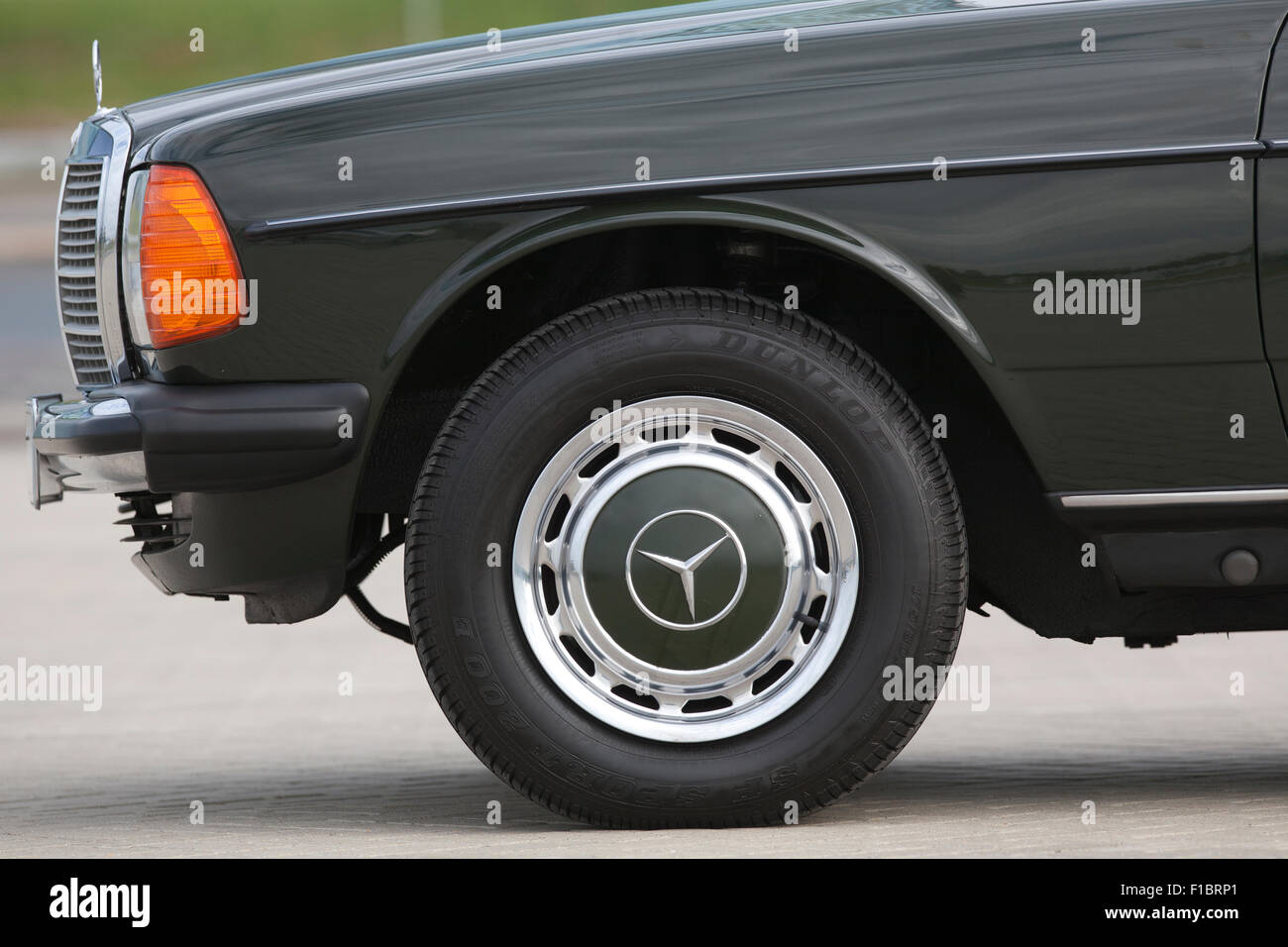 Klassische Mercedes-Benz W123 1970 Limousine. Stockfoto