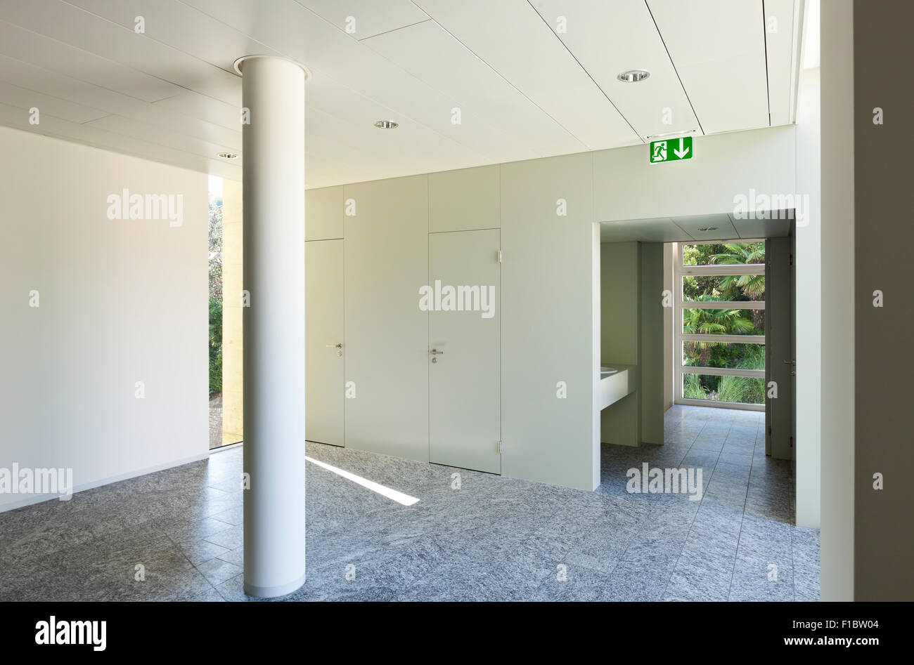 Aufbau, Innenraum, Granitboden, weiße Wand Stockfoto