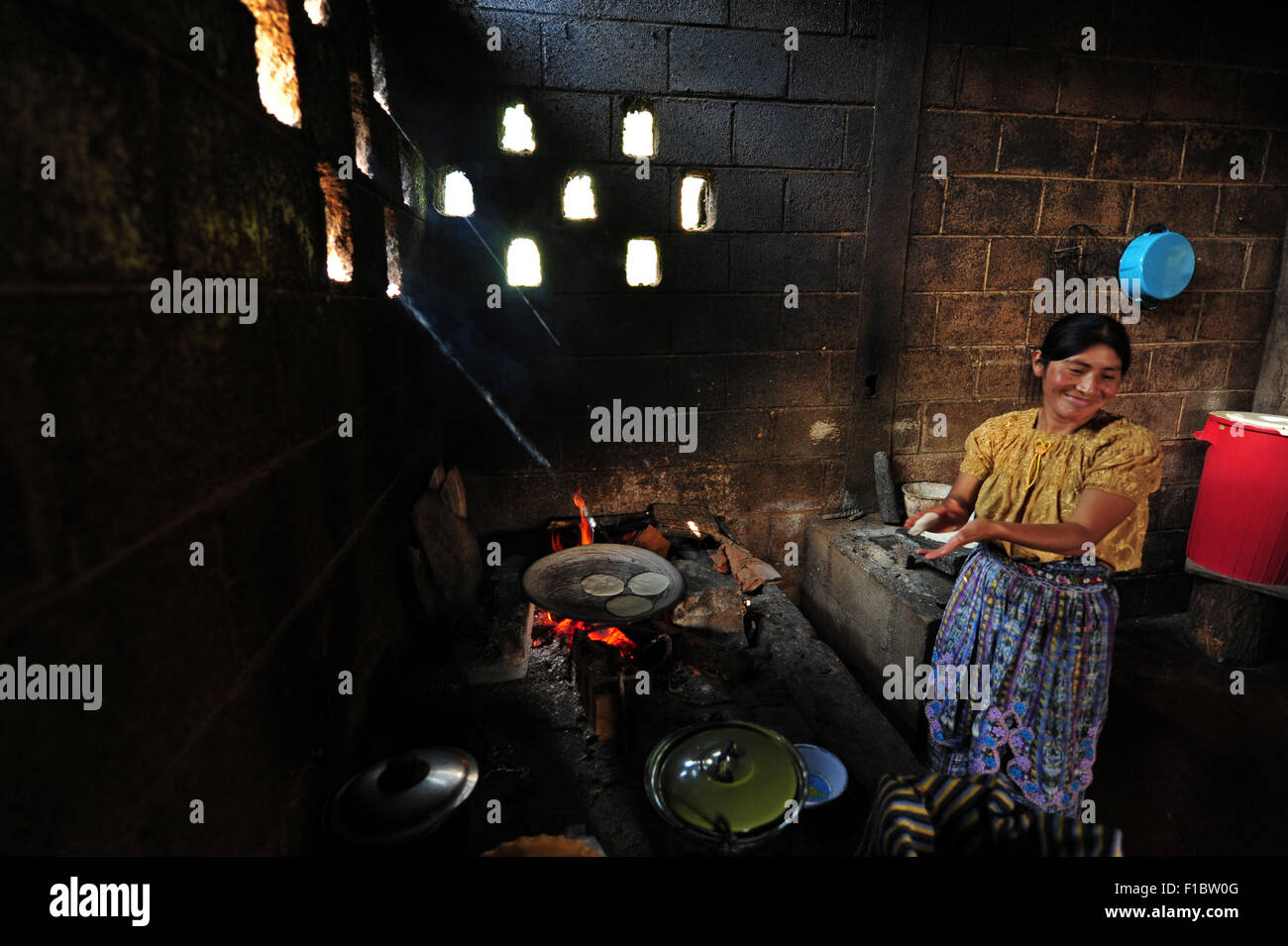 Guatemala, Chimaltenango, Mutter bereitet Lebensmittel und Tortillas für das Mittagessen (Maria Andrea r Hernandez 30) Stockfoto