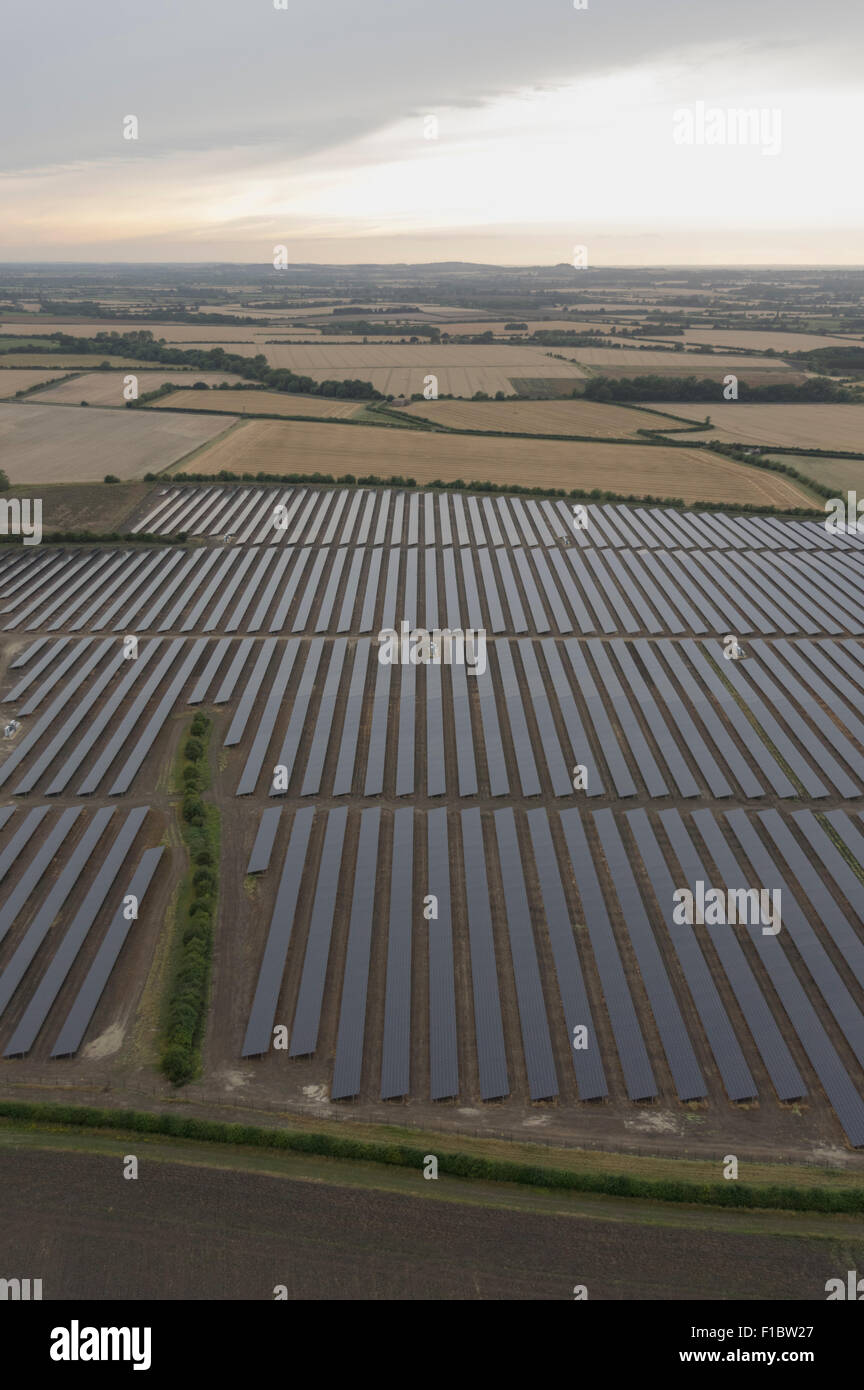 Solar-Panel-Bauernhof in Oxfordshire UK aus einem Heißluftballon betrachtet Stockfoto