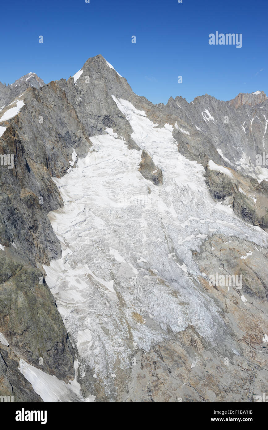 LUFTAUFNAHME. Dreipunkt von Frankreich, Italien und der Schweiz auf dem Gipfel des Mont Dolent. Schweizer Seite des Berges, Mont-Blanc-Massiv. Stockfoto
