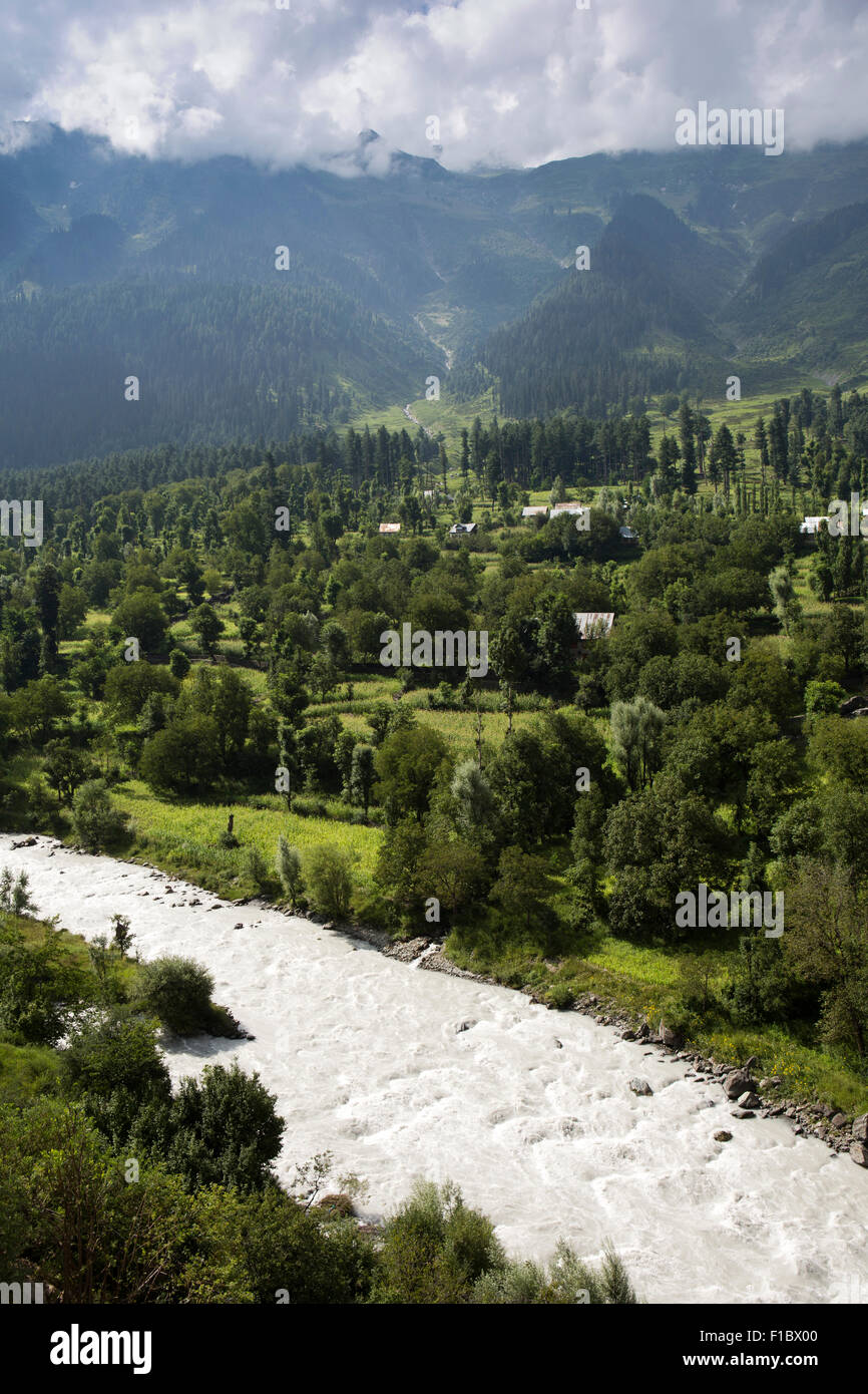 Indien, Jammu & Kaschmir, Srinagar nach Leh Highway, Sonamarg, Sindh River fließt neben Straße Stockfoto