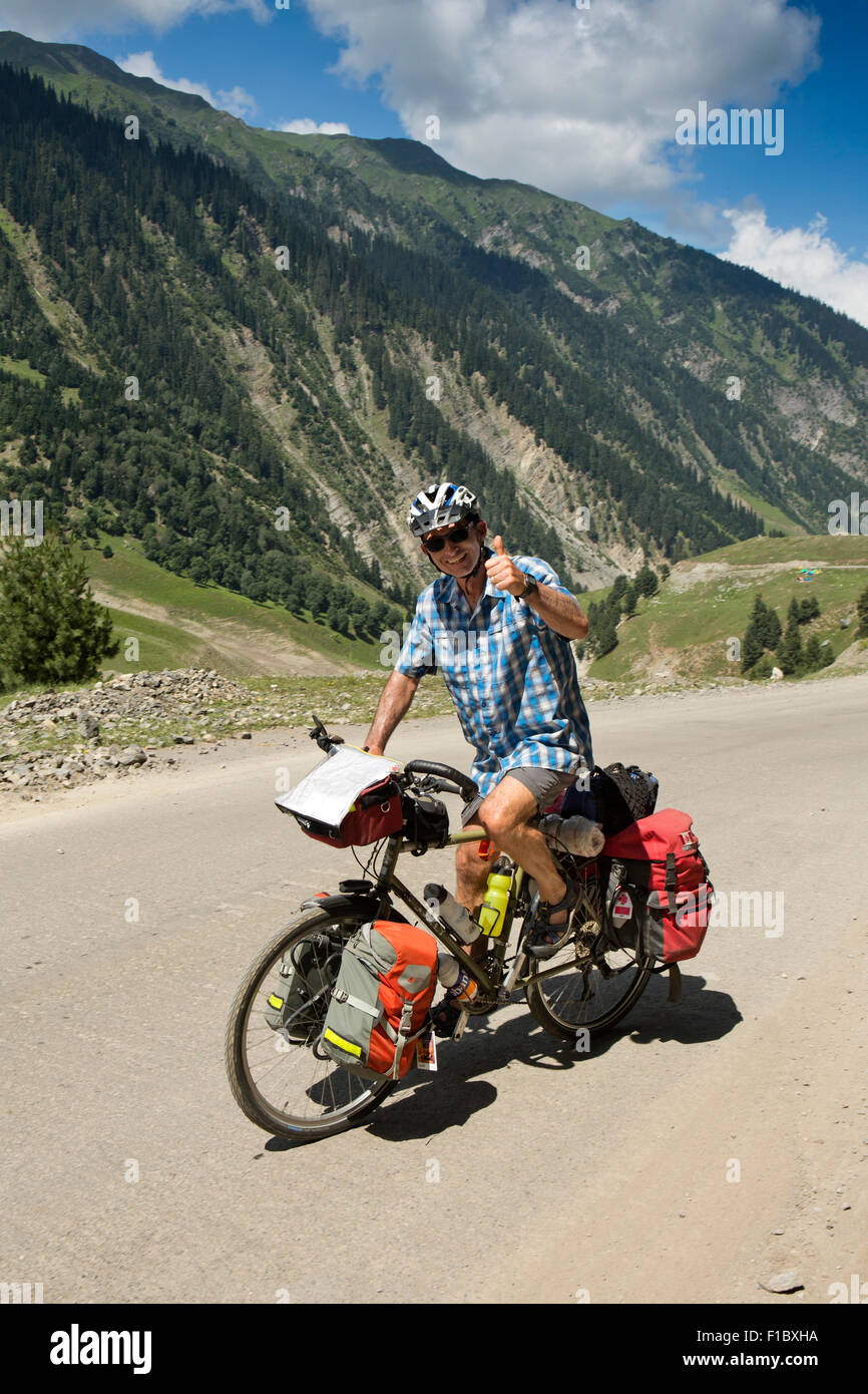 Indien, Jammu & Kaschmir, Srinagar zu Leh Highway, Radfahrer auf Bergstraße Daumen aufgeben Stockfoto