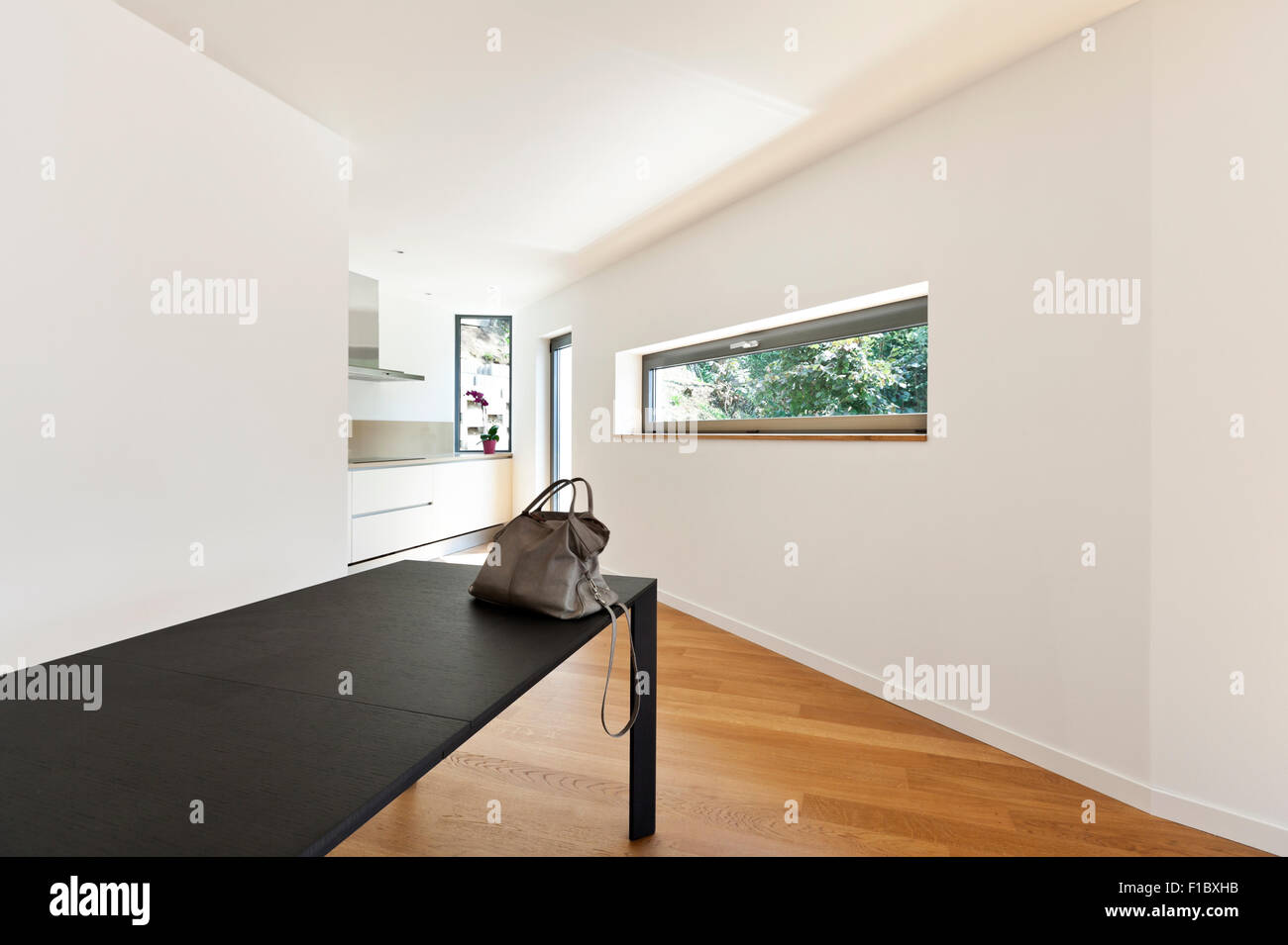 innen modernes Haus, leeren Raum mit schwarzen Tisch Stockfoto