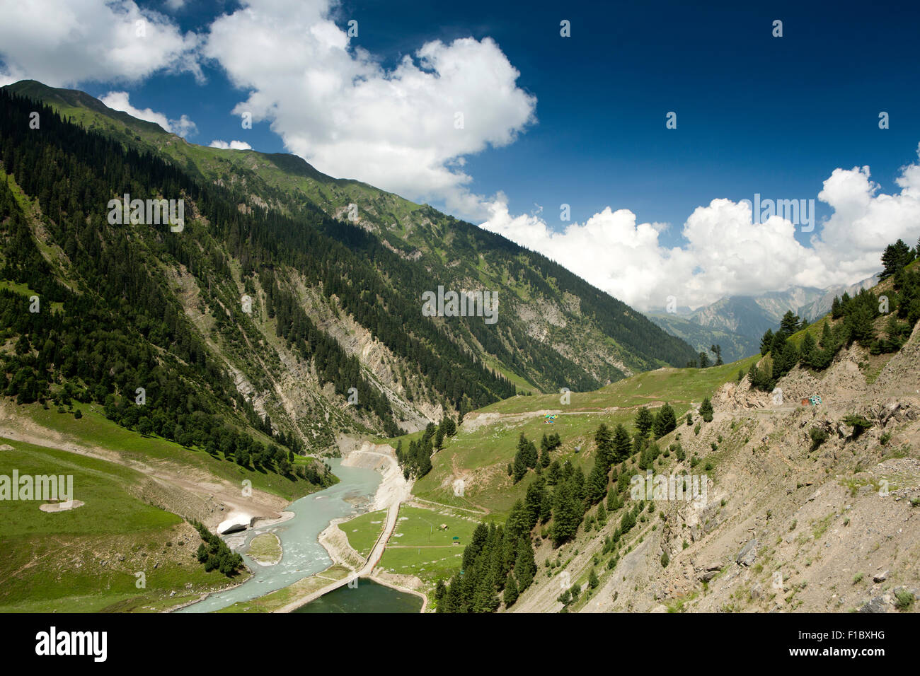 Indien, Jammu & Kaschmir, Srinagar zu Leh Highway, Straße zum Zojila Pass über alpine Landschaft Stockfoto