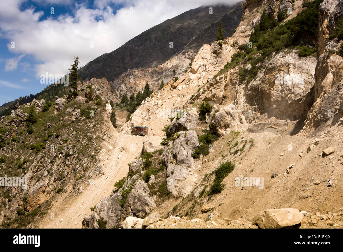 Indien, Jammu & Kaschmir, Srinagar zu Leh Highway, Wagen unterwegs Klettern zum Zojila Pass aber Erdrutsch Stockfoto