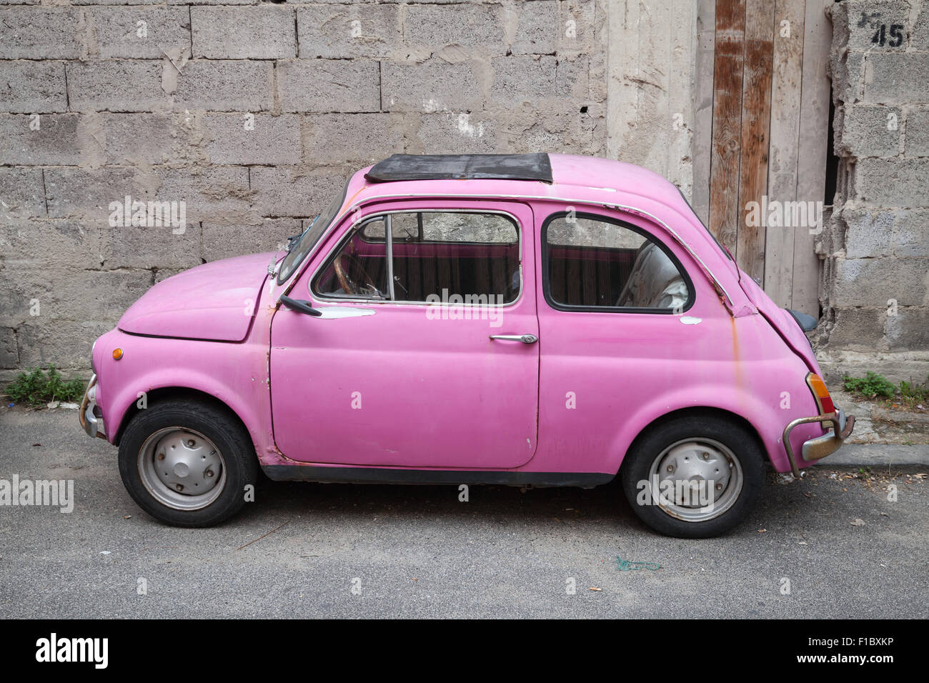 Lacco Ameno, Italien - 15. August 2015: Alte rosa Fiat Nuova 500 Stadtauto vom italienischen Hersteller Fiat zwischen 1957 produziert ein Stockfoto