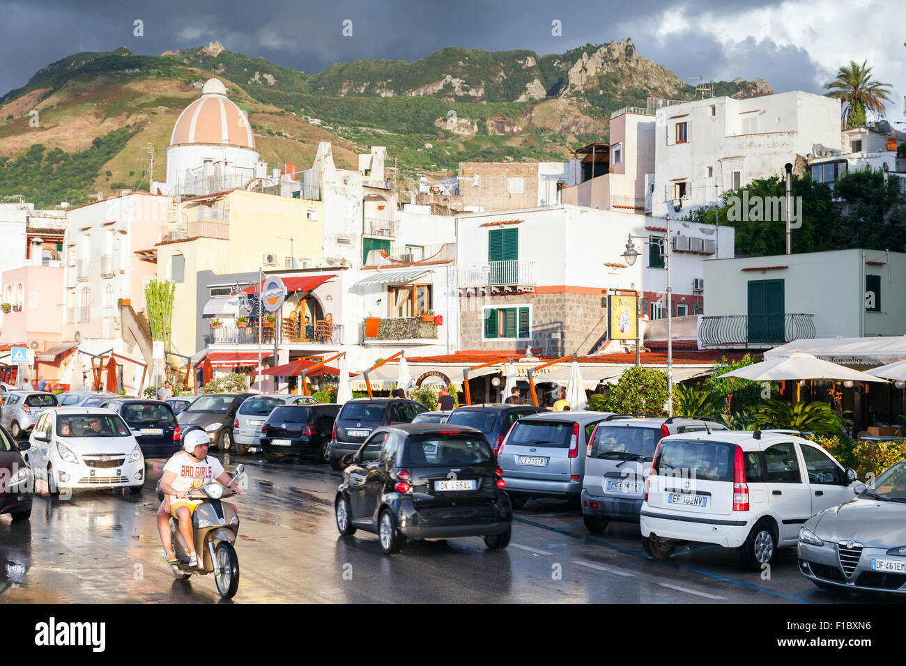 Forio, Italien - 16. August 2015: Nasse Straße nach dem Regen mit Autos und Motorroller. Forio, Ischia Stockfoto