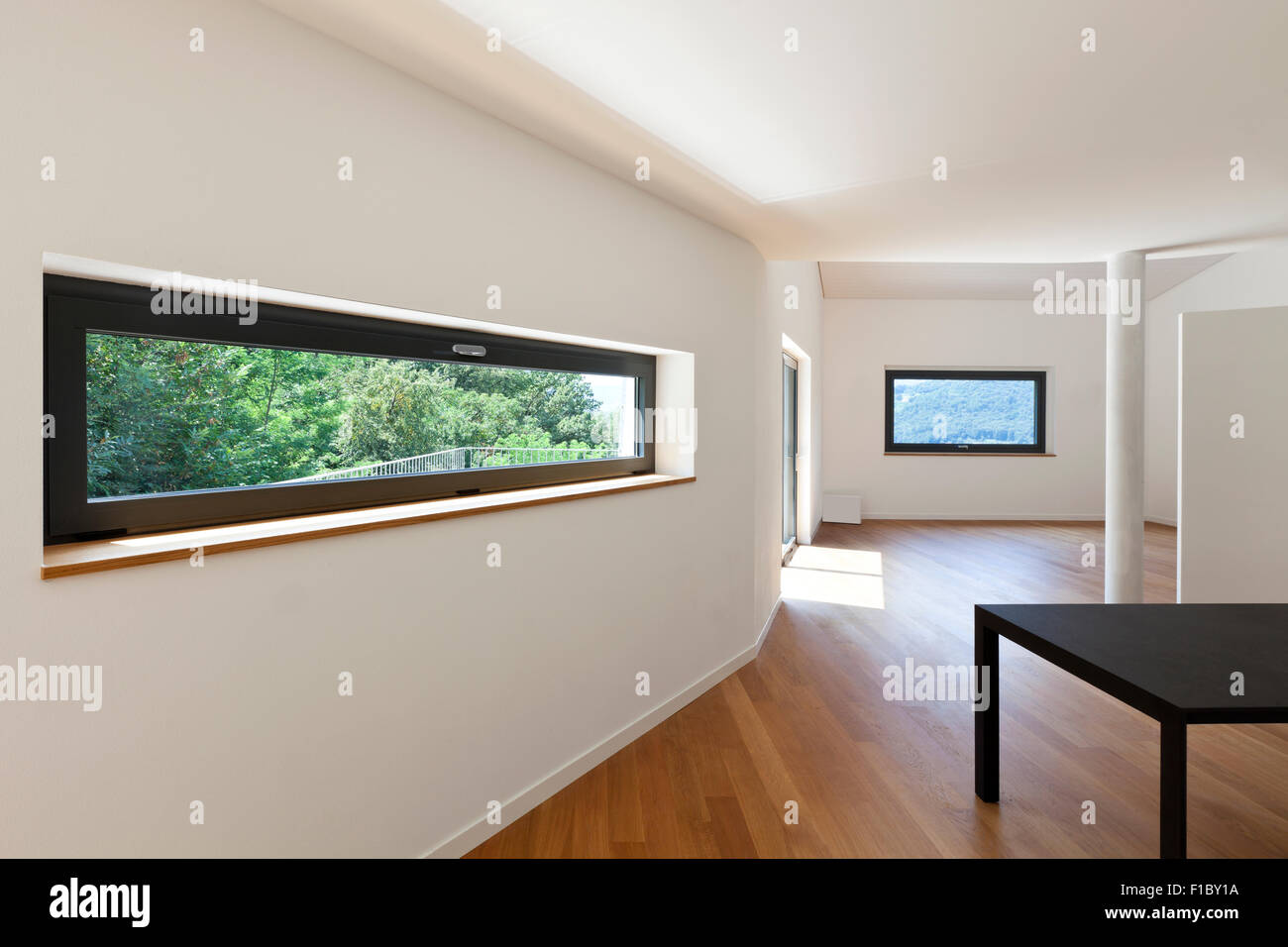 innen modernes Haus, leeren Raum mit schwarzen Tisch Stockfoto