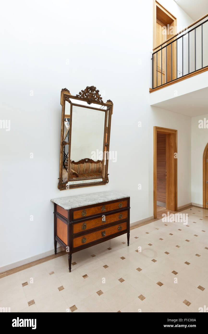 schöne Wohnung, Interieur, Korridor, antike Möbel Stockfotografie