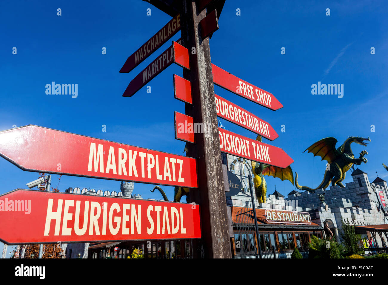Einkaufs- und Unterhaltungsmöglichkeiten zentrieren in der Nähe von Znaim, tschechischen und österreichischen Grenzen Excalibur City of Hate, Stockfoto
