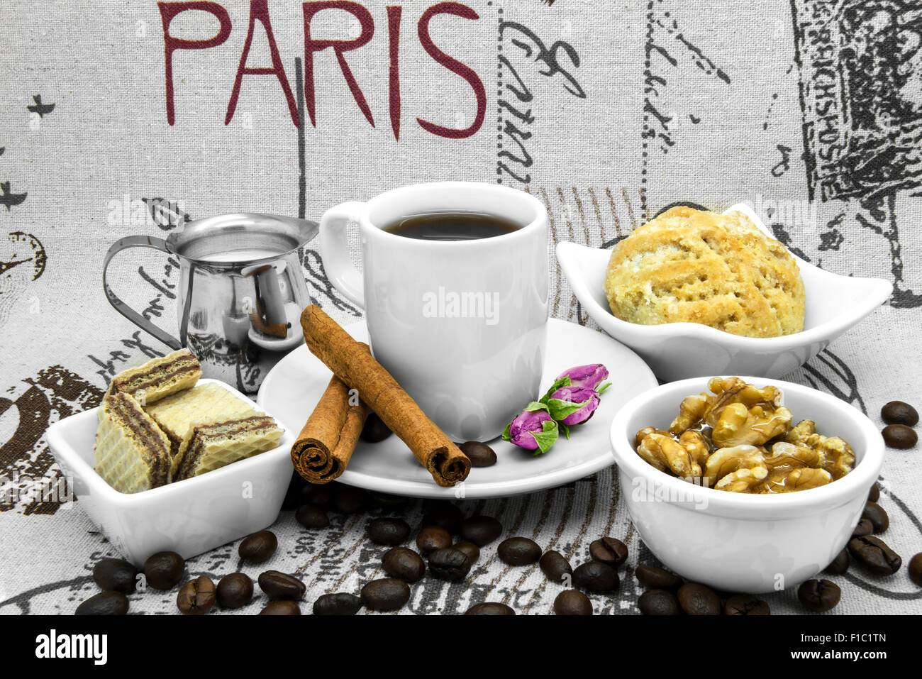 Kaffee Stillleben mit Kaffee, Kaffeebohnen, Zimt und Desserts. Stockfoto