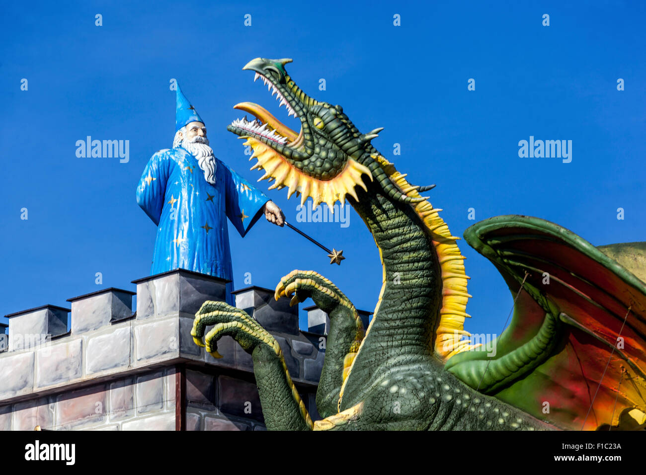 Merlin und Drachen, Shopping- und Entertainment-Center in Excalibur City, in der Nähe von Znojmo, tschechischen und österreichischen Grenzen Stockfoto