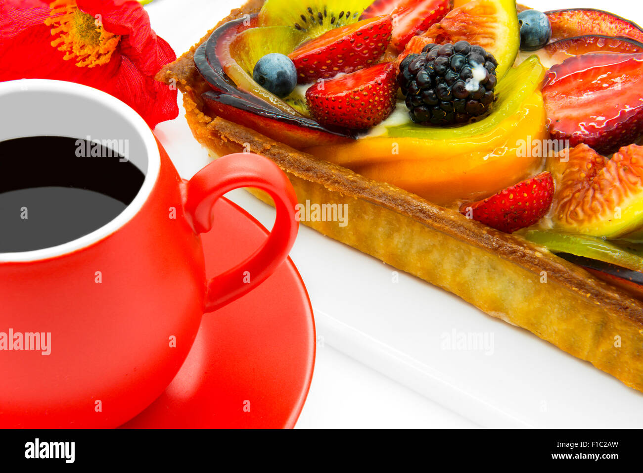 Rote Tasse Kaffee und Kuchen Stockfoto