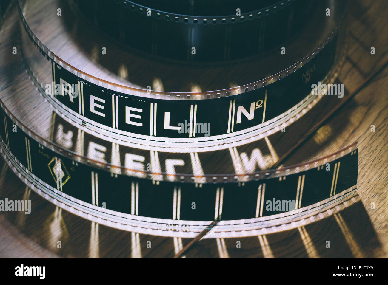 Nahaufnahme einer Filmrolle mit 35-mm-Kinofilmen, mit Einzelbildern Stockfoto