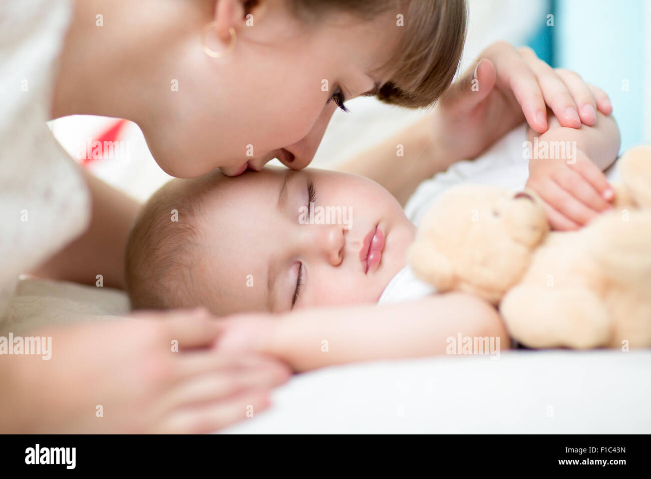 Closeup auf Mutter küssen schlafendes baby Stockfoto