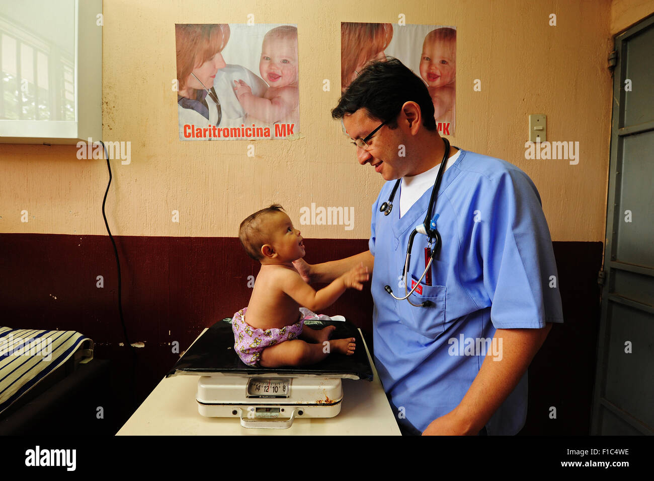 Guatemala, Cuilapa, Arzt (Oliver Aroche, 30 Jahre) Gewichtung Baby (Kenday Regina Florian Perez, 8 Monate) (MR) Stockfoto