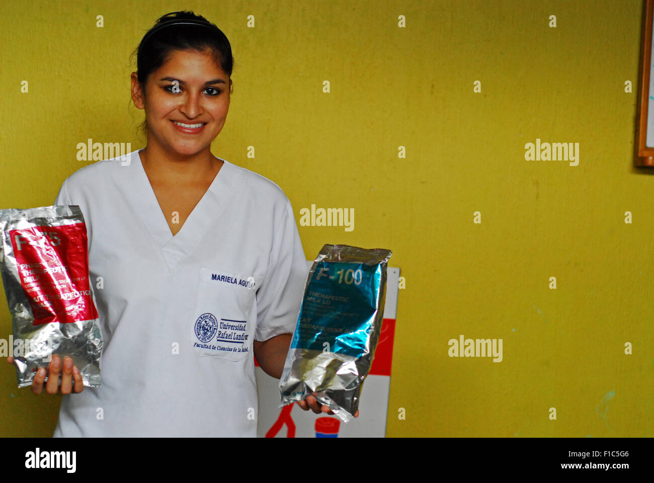 Guatemala, Cuilapa, Krankenschwester (Enfermera Mariela Aguilar, 24 Jahre) Vorbereitung F75 und F100 ernährungsphysiologische Formel im Krankenhaus Stockfoto