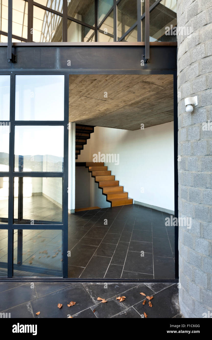 innen moderne Villa, Balkon, Holztreppe Stockfoto