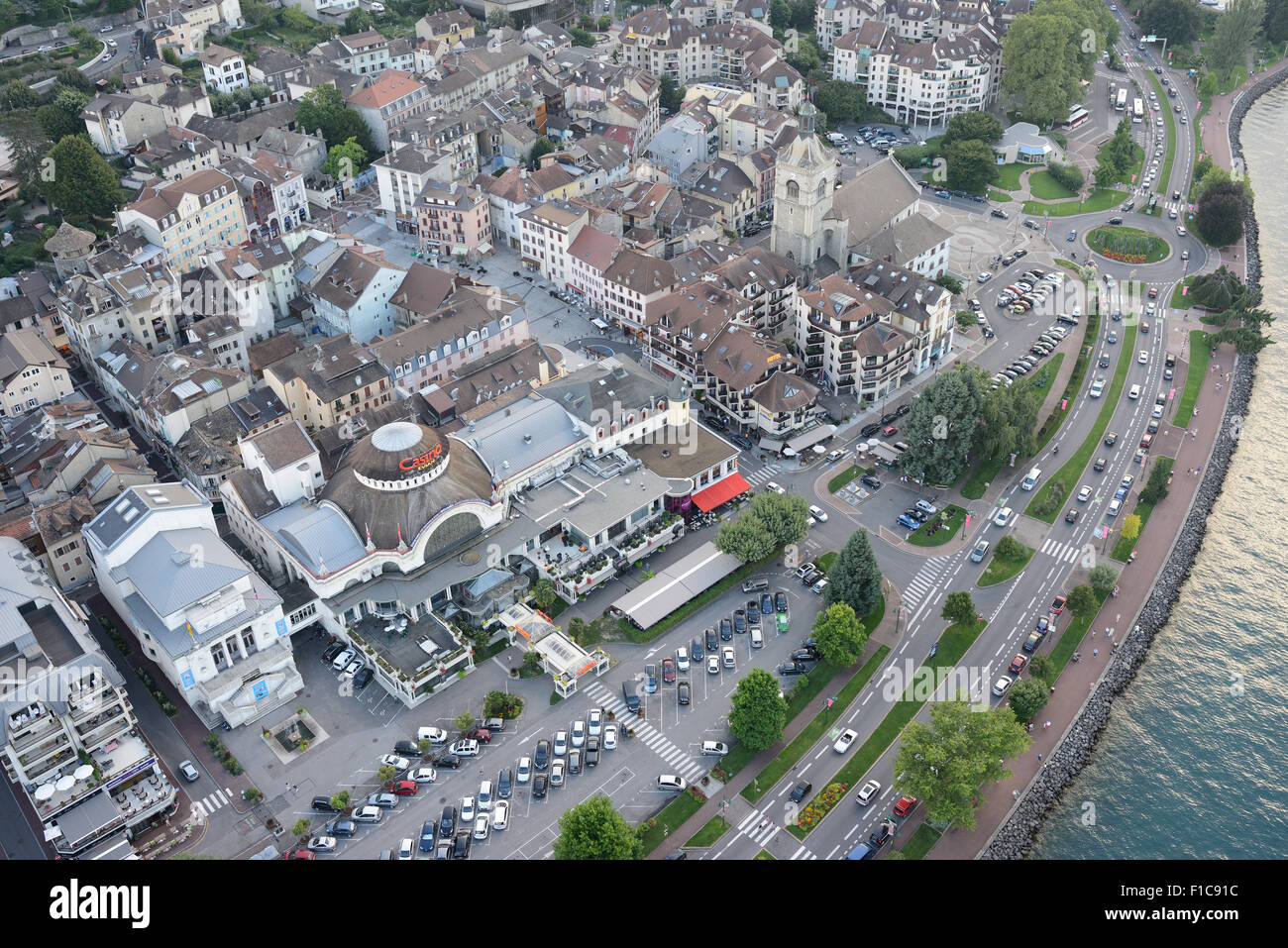 LUFTAUFNAHME. Casino von Évian-les-Bains am Südufer des Genfer Sees. Haute-Savoie, Auvergne-Rhône-Alpes, Frankreich. Stockfoto