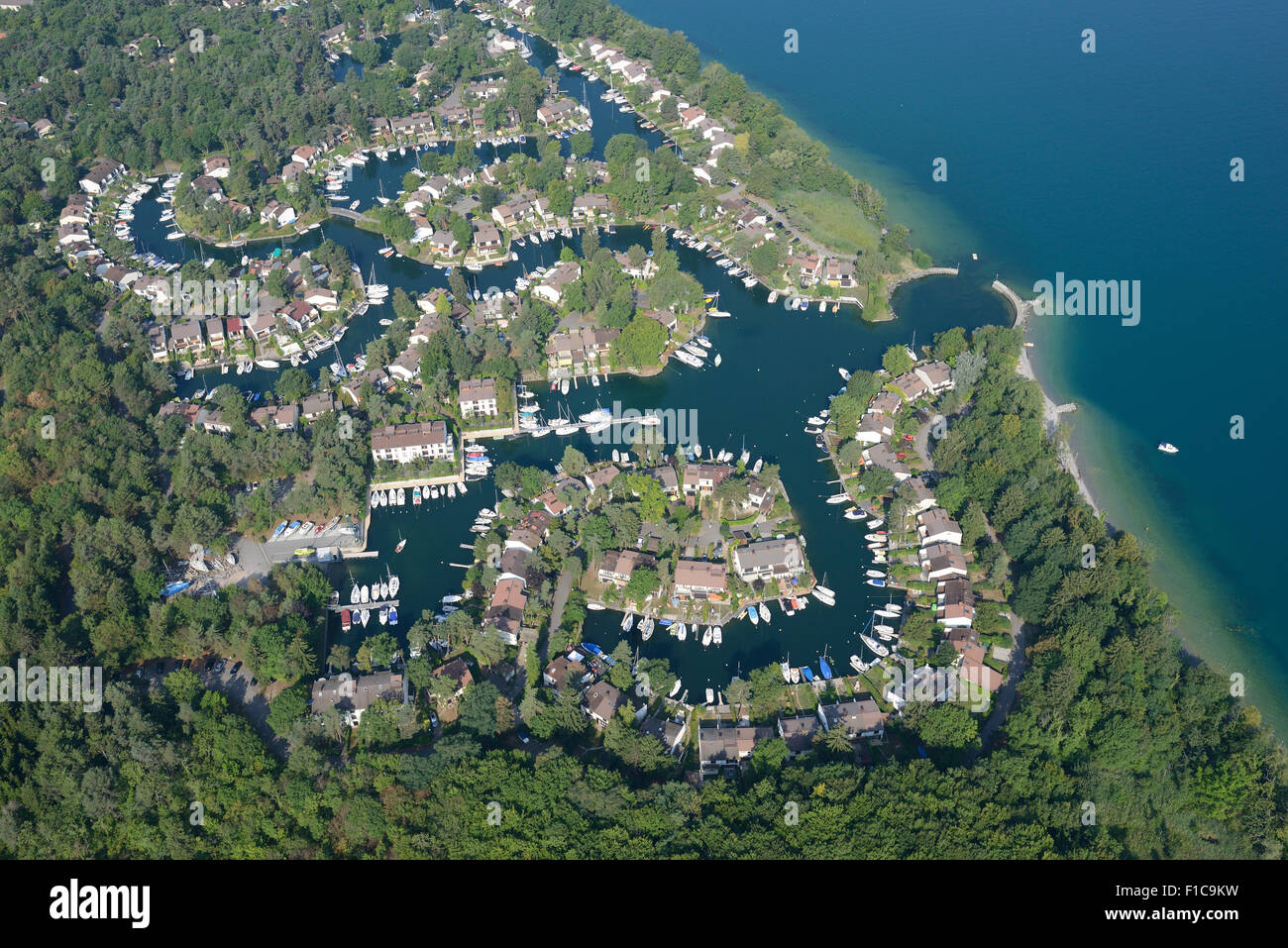 LUFTAUFNAHME. Marina mit vielen Residenzen, alle mit einem privaten Liegeplatz. Port Ripaille, Genfersee, Haute-Savoie, Auvergne-Rhône-Alpes, Frankreich. Stockfoto
