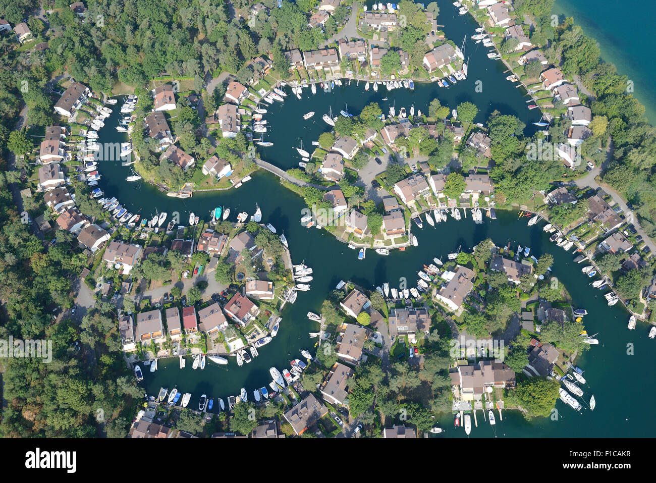 LUFTAUFNAHME. Marina mit vielen Residenzen, alle mit einem privaten Liegeplatz. Port Ripaille, Genfersee, Haute-Savoie, Auvergne-Rhône-Alpes, Frankreich. Stockfoto