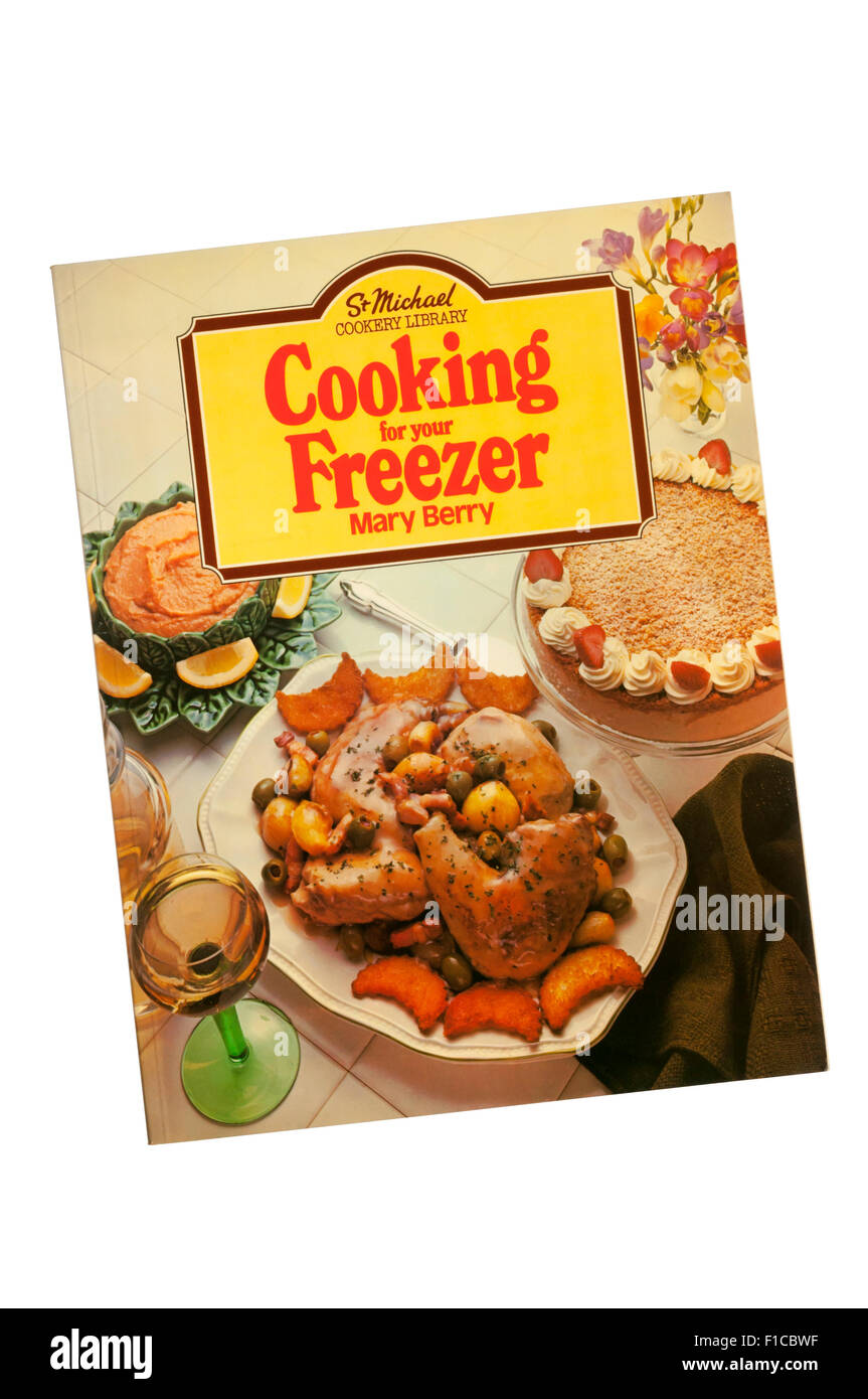 Kochen für den Gefrierschrank von Mary Berry veröffentlicht 1977 von Sonnenuhr Bücher für Marks & Spencer. Stockfoto