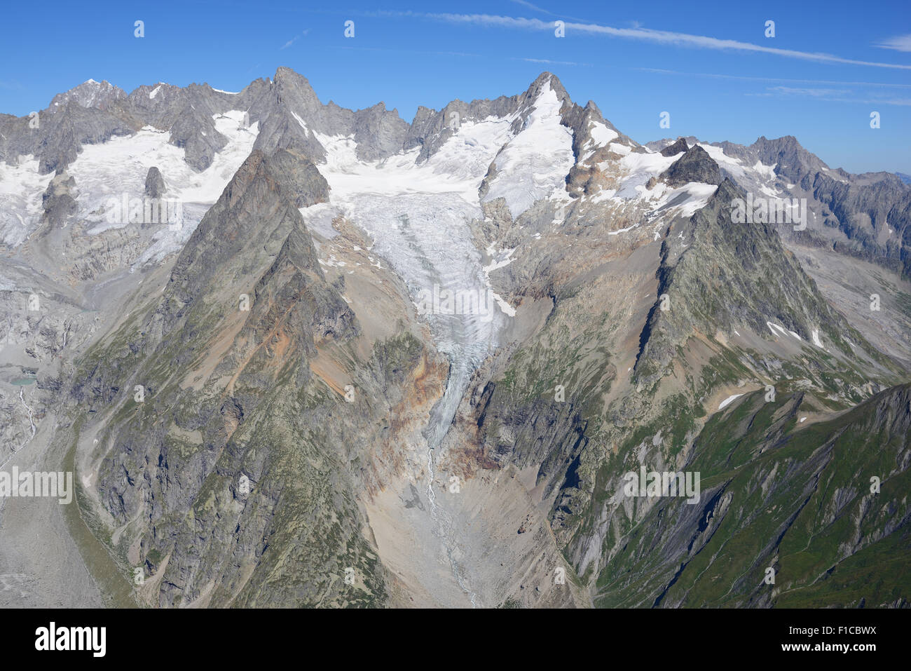 LUFTAUFNAHME. Aiguille de Triolet (3870m) und Mont Dolent (3820m). Val Ferret, Courmayeur, Aostatal, Italien. Stockfoto