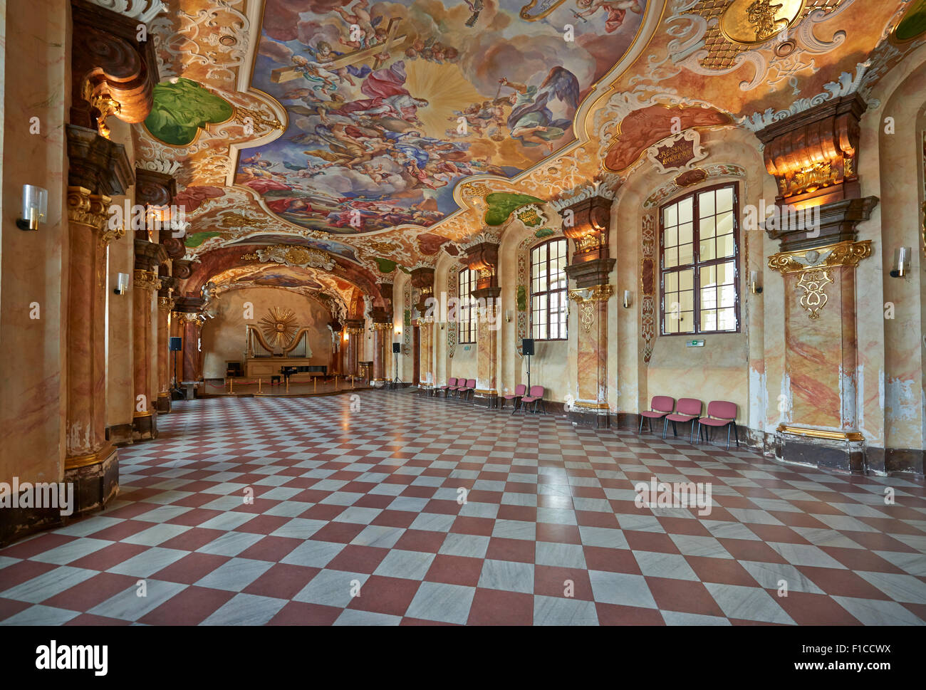 neue renovierte barocke Deckenfresko im Oratorium Marianum (Konzerthalle), Innenansicht der Universität Breslau, Polen Stockfoto