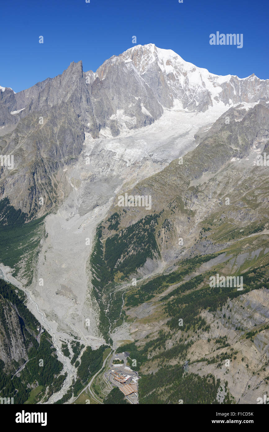 LUFTAUFNAHME. Mont-Blanc-Gipfel (Höhe: 4810m) und Eingang zum Mont-Blanc-Tunnel (Höhe: 1440m m). Courmayeur, Aostatal, Italien. Stockfoto