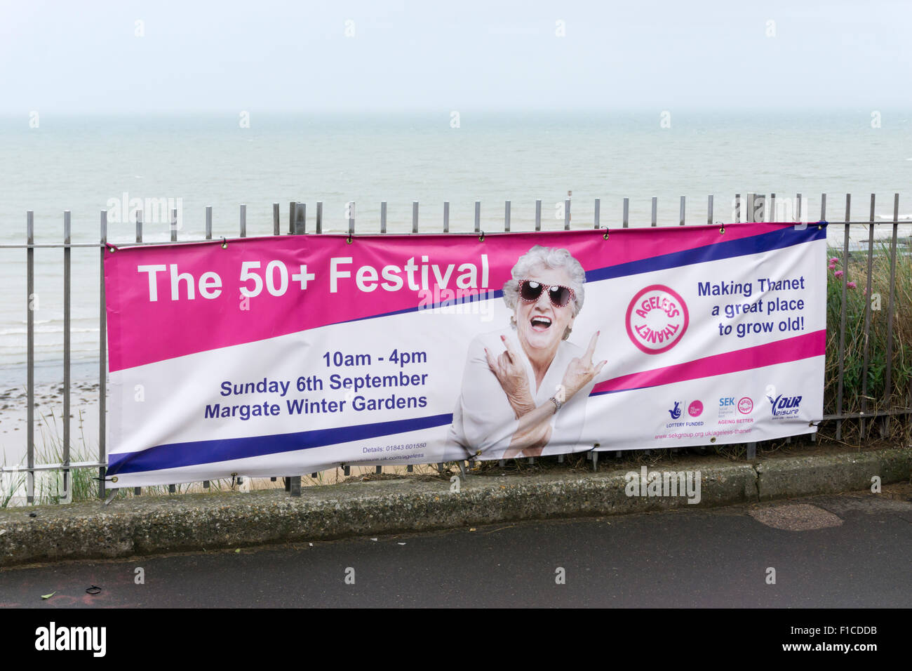 Ein Banner in Broadstairs Werbung das 50 + Festival in Margate Winter Gardens. Stockfoto