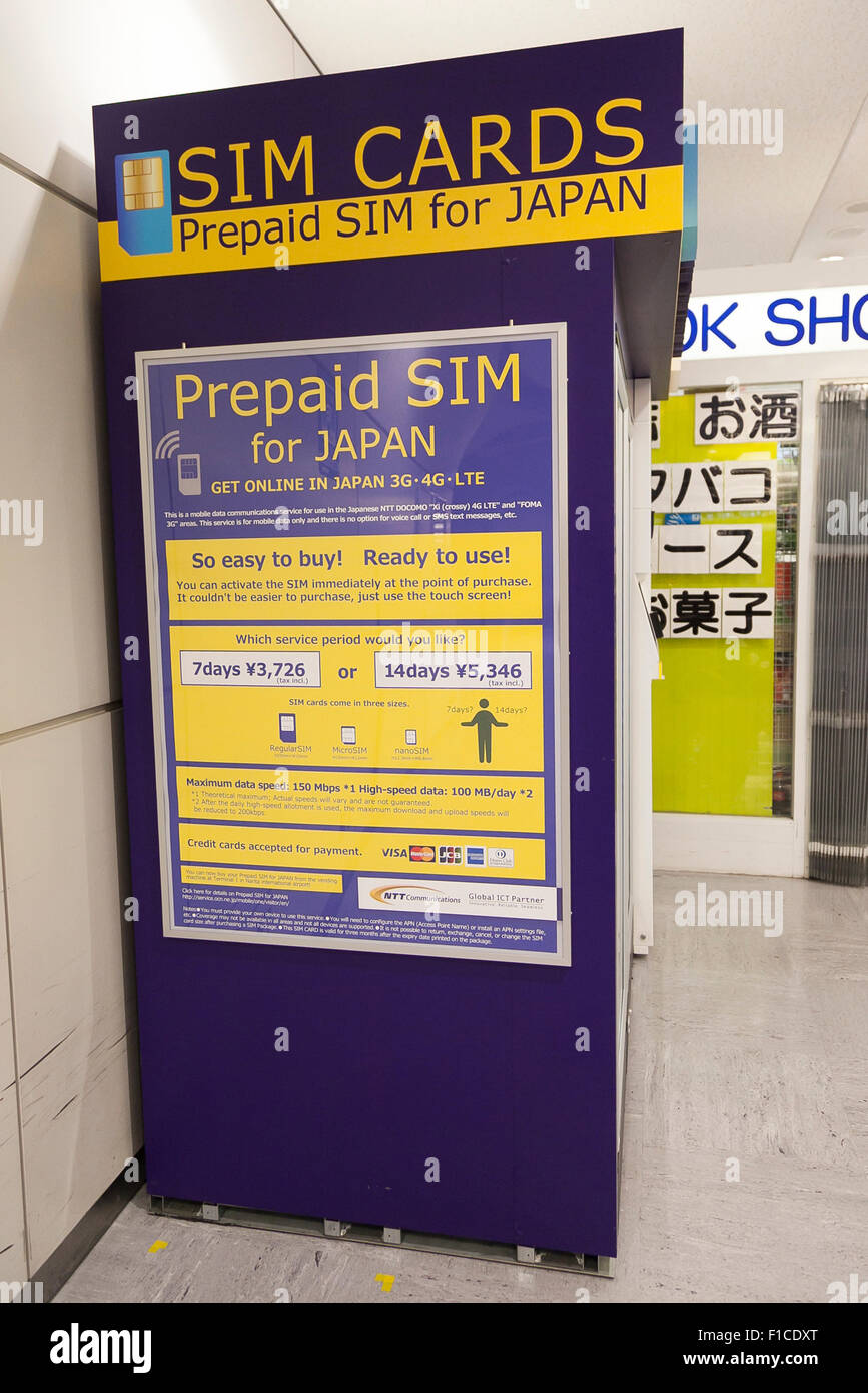 Eine SIM-Karte-Automaten in der Lobby Ankunft Narita International Airport Terminal 1 am 1. September 2015, Chiba, Japan. NTT Communications Corp. installierte SIM-Karte-Automaten in der Lobby der Ankunft von Narita International Airport Terminal 1 und 2. Ausländische Besucher können ihren Mobiltelefonen und anderen Geräten mit der SIM-Karte bei ihrer Ankunft für 3.726 Yen ($30) für 7 Tage oder 5.346 Yen ($43) für 14 Tage aktivieren. NTT Communications hat auch schon diese Maschinen in anderen touristischen Orten wie Aqua City Odaiba und Kansai International Airport in Osaka gesetzt. (Foto von Rodrigo Re Stockfoto
