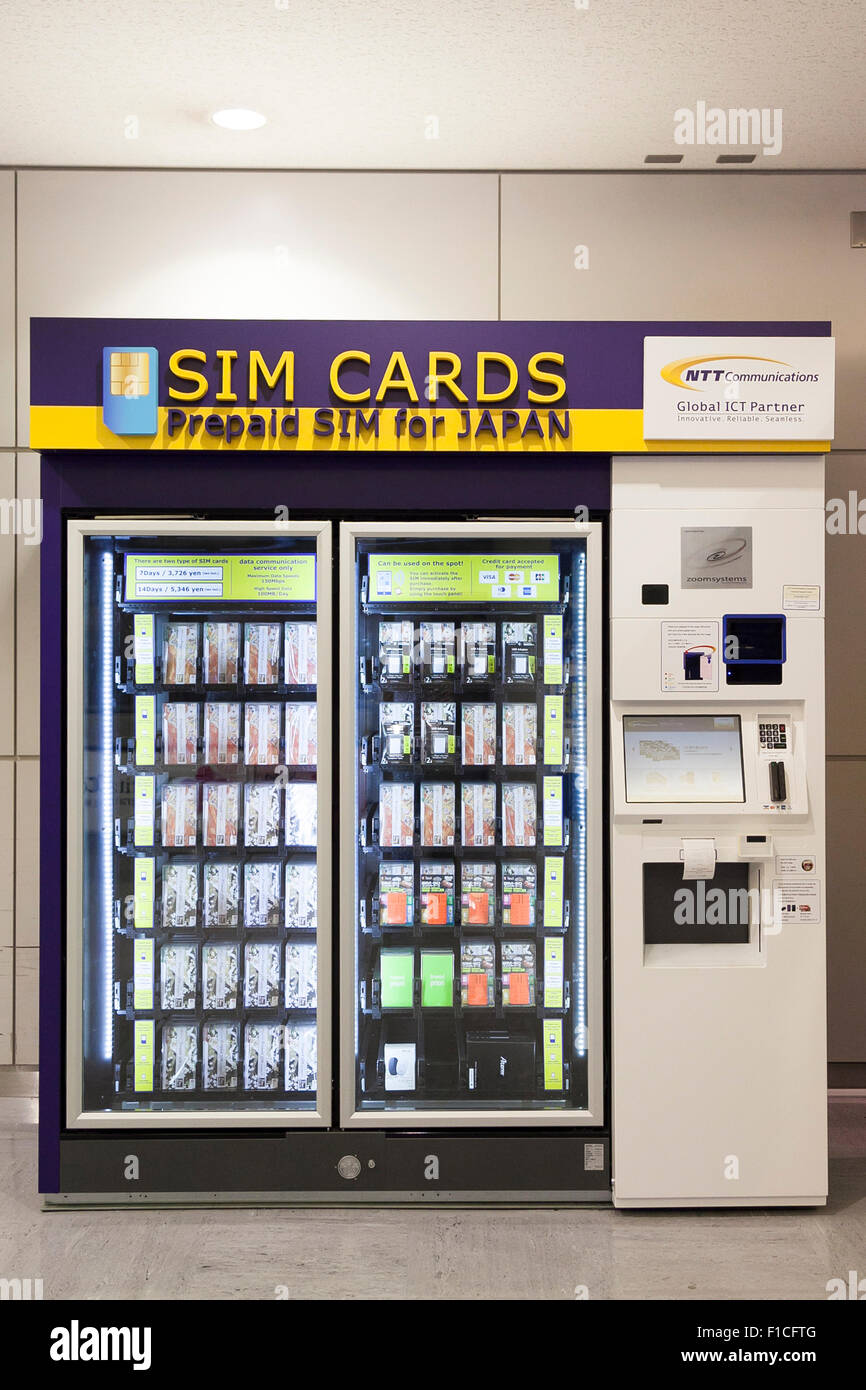 Eine SIM-Karte-Automaten in der Lobby Ankunft Narita International Airport Terminal 1 am 1. September 2015, Chiba, Japan. NTT Communications Corp. installierte SIM-Karte-Automaten in der Lobby der Ankunft von Narita International Airport Terminal 1 und 2. Ausländische Besucher können ihren Mobiltelefonen und anderen Geräten mit der SIM-Karte bei ihrer Ankunft für 3.726 Yen ($30) für 7 Tage oder 5.346 Yen ($43) für 14 Tage aktivieren. NTT Communications hat auch schon diese Maschinen in anderen touristischen Orten wie Aqua City Odaiba und Kansai International Airport in Osaka gesetzt. (Foto von Rodrigo Re Stockfoto