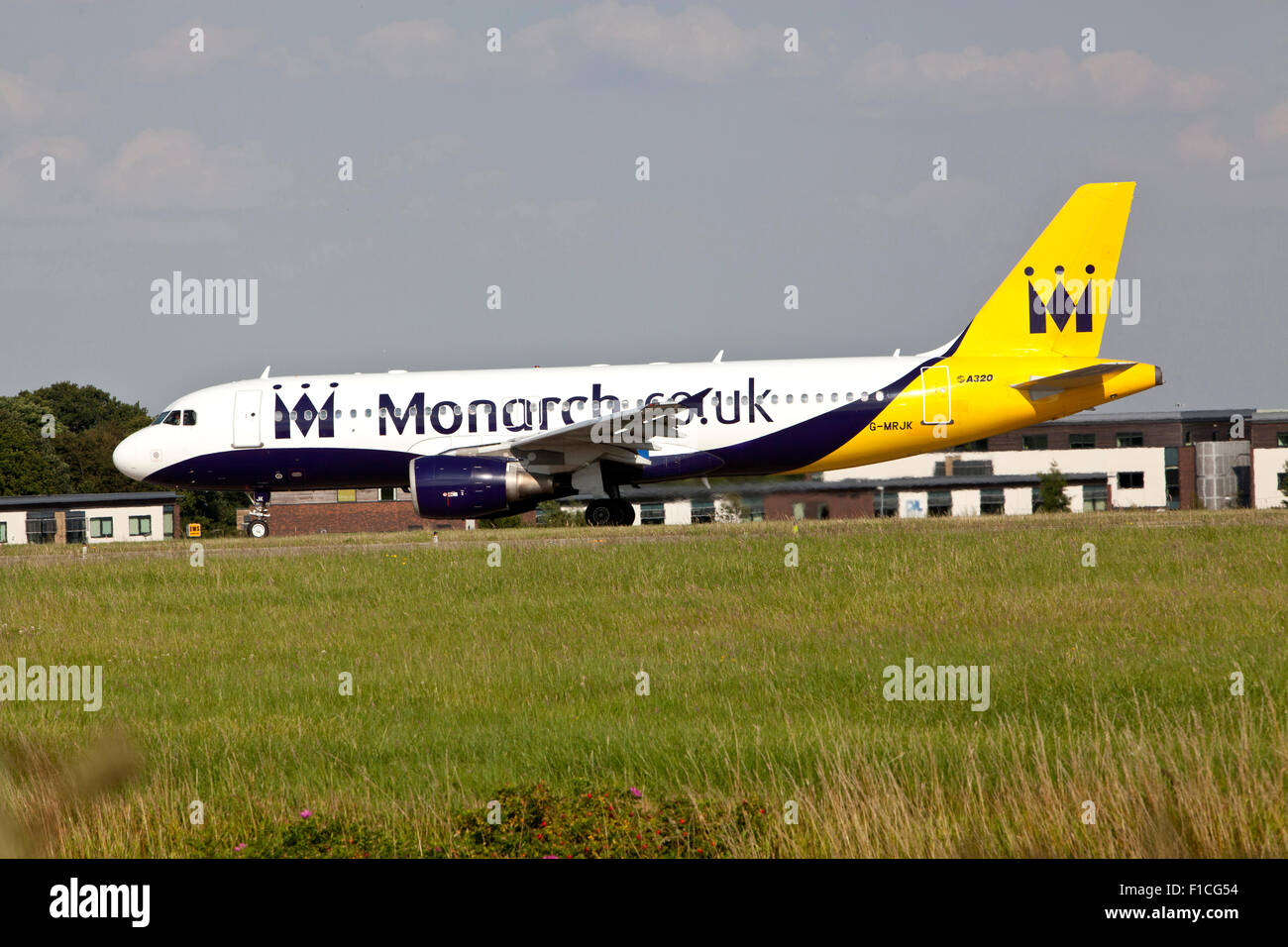 Airbus A320-200-Flugzeug im Besitz von Monarch am Flughafen Leeds Bradford. Stockfoto