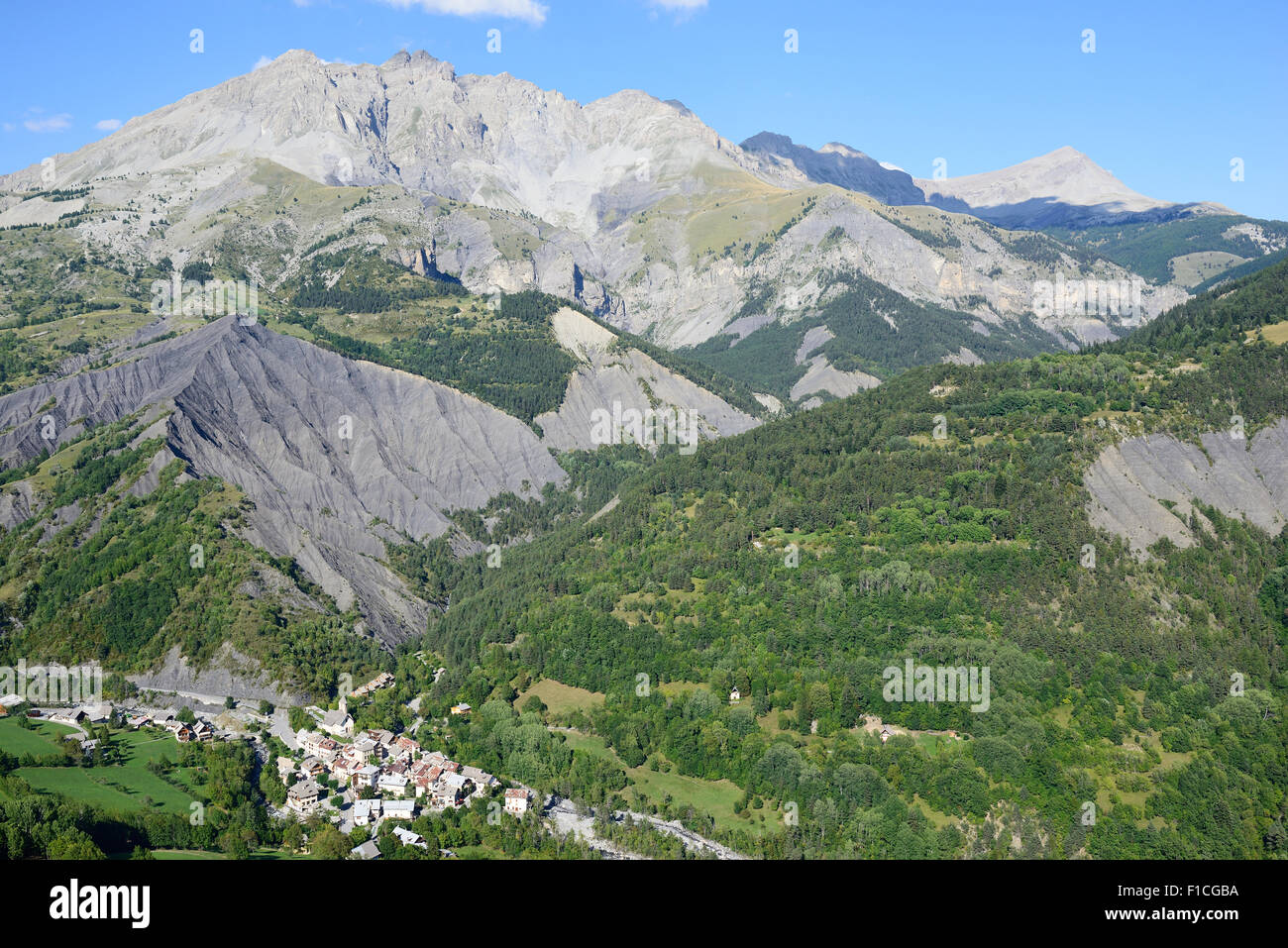 Abgelegenes mittelalterliches Dorf in einer dramatischen Landschaft. Dorf Entraunes (1250m m ü.d.M.) und Roche Grande Peak (2751m m ü.d.M.), Alpes-Maritimes, Frankreich. Stockfoto