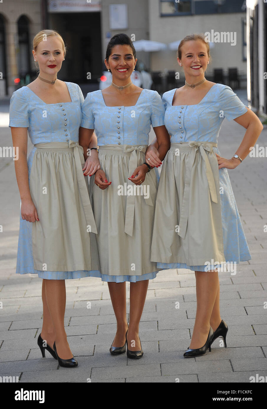 München, Deutschland. 1. Sep, 2015. Lufthansa-Stewardessen in traditioneller Kleidung, die sie auf ausgewählten Strecken und Flughäfen während des Oktoberfestes in München, 1. September 2015 tragen werden. Um seinen 60. Geburtstag zu feiern, hat Lufthansa ihren traditionellen Uniformen aus den 1950er Jahren neu erstellt durch Trachten Angermaier. Bildnachweis: Dpa picture Alliance/Alamy Live News Stockfoto