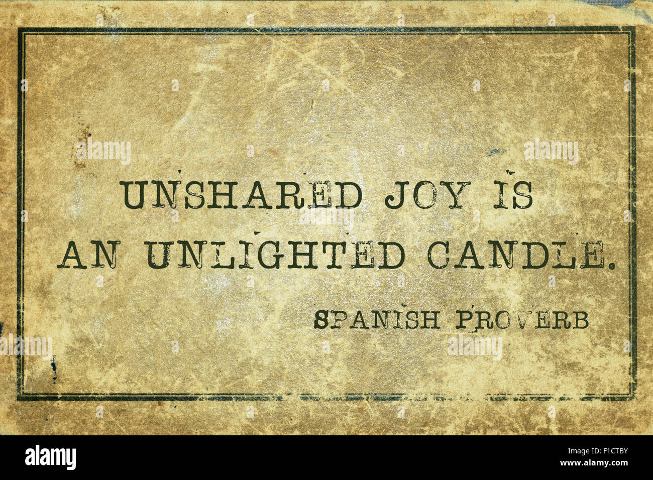 Nicht freigegebene Freude ist einer unbeleuchteten Kerze - altes spanisches Sprichwort auf Grunge Vintage Karton gedruckt Stockfoto
