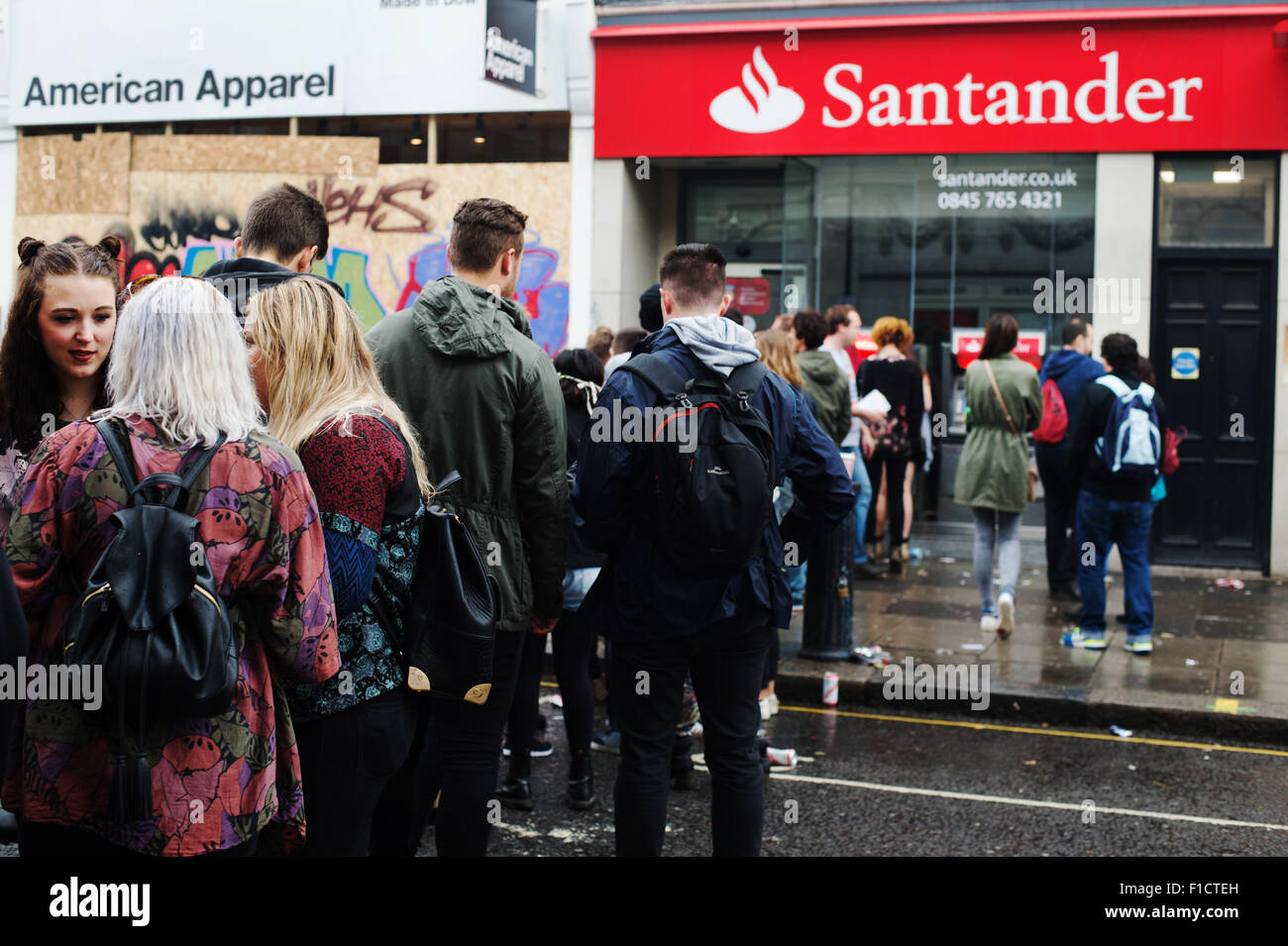 Notting Hill Carnival 2015. Die Warteschlange am Geldautomat Santander bank Stockfoto