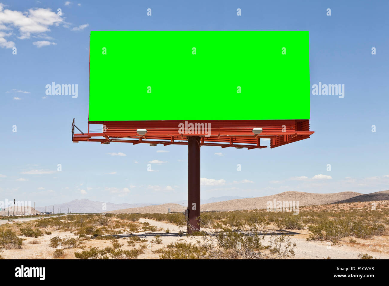 Leer-Plakatwand mit Chroma-Grün mitten in der Mojave-Wüste. Stockfoto