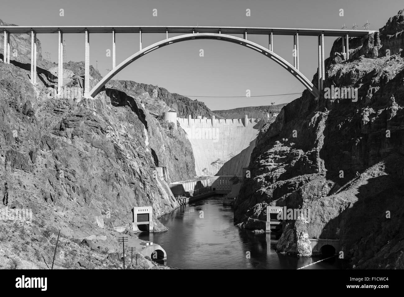Hoover Dam Bypass-Brücke schwarz und weiß in Mojave-Wüste Nevadas. Stockfoto