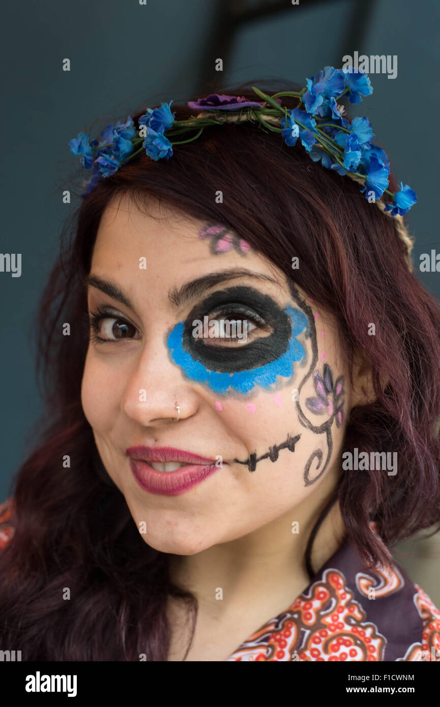 Notting Hill Carnival 2015. Schöne junge Frau mit Gesicht gemalt, blaues Auge und Narbe Stockfoto