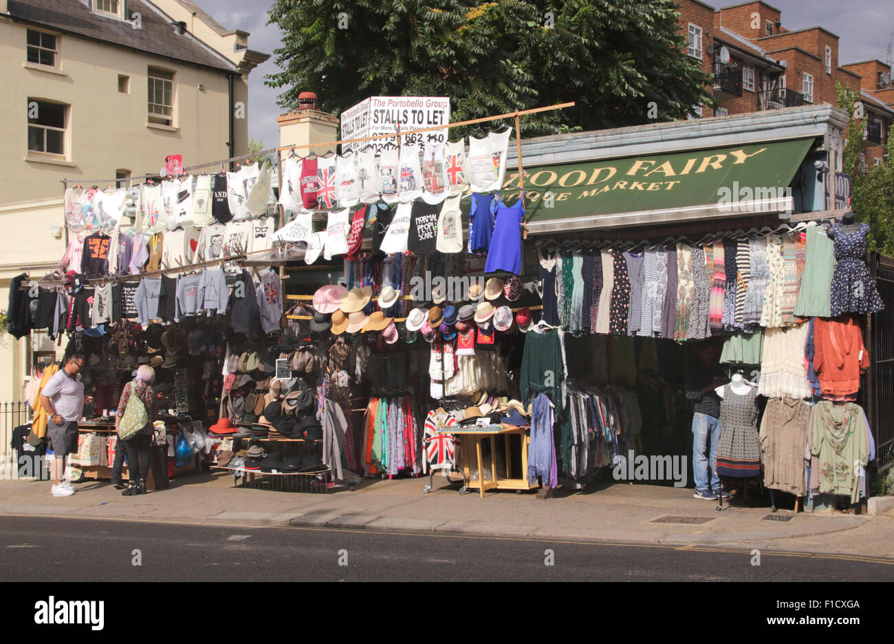 Kleidung-stand auf der Portobello Road Straße Markt Notting Hill London August 2015 Stockfoto