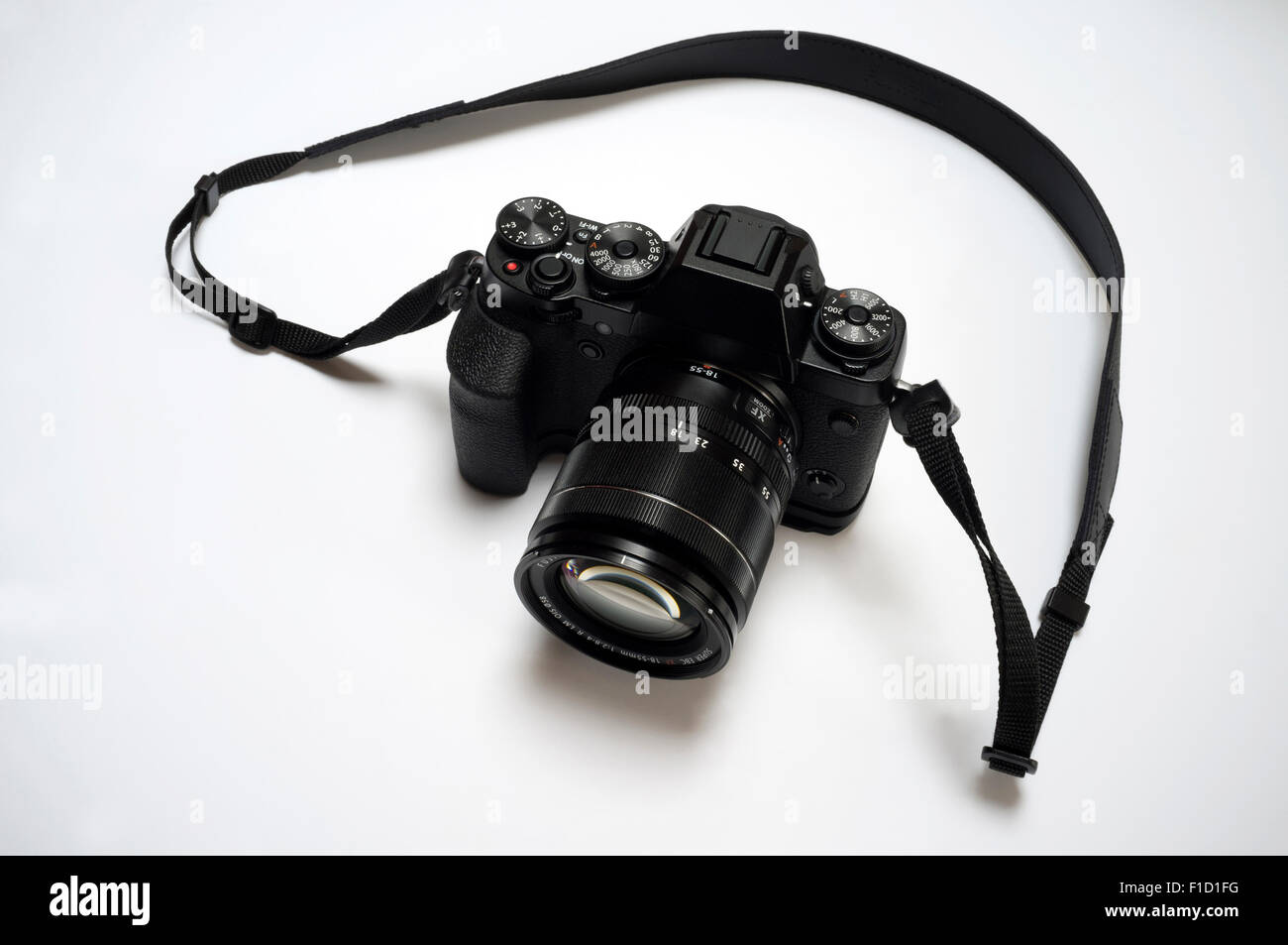 Fuji X-T1-Kamera mit 18-55mm Zoom-Objektiv Marke und Modell geschwärzt Stockfoto